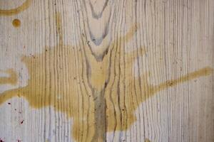 kaffe fläckar på vit trä- tabell. trä textur bakgrund. stor mörk brun dramatisk stänka ner, fläck, stänk, fläck, droppar av svart kaffe. mönster, tapet. topp se. närbild. kopia Plats. foto