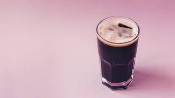 kall svart kaffe glas med riklig kopia Plats på pastell bakgrund foto