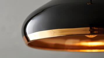 en elegant svart och guld keramisk hängsmycke lampa den där utstrålar raffinemang och lägger till en Rör av glamour till några rum. foto