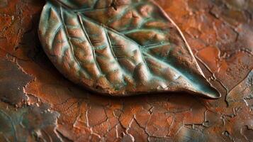 de rustik jordnära färger av stengods lera förse de perfekt duk för naturinspirerad skulpturer sådan som en delikat blad eller en sy träd trunk. foto