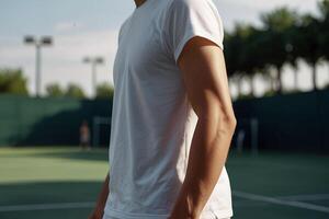 närbild av en armbåge av en tennis spelare i en vit t-shirt den där står på de tennis domstol foto