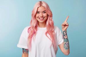 ai genererad leende blond kvinna med rosa hår pekande uppåt isolerat på rosa bakgrund foto