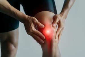 visuell representation av knä smärta med röd glöd indikerar obehag foto