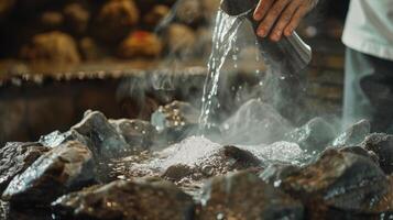 en person häller vatten till varm bastu stenar skapande ånga och ökande de värme i de rum för en Mer intensiv svettas session. foto
