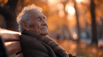 ett äldre man Sammanträde på en parkera bänk hans ögon stängd och en svag leende på hans ansikte som han lyssnar till de fåglar sång och de mild brum av en ny dag början foto