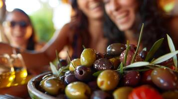 en grupp av vänner skrattande och chattar över en delad tallrik av blandad oliver njuter de social aspekt av de provsmakning erfarenhet foto