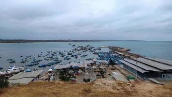 fiskebåtar i hamnen foto