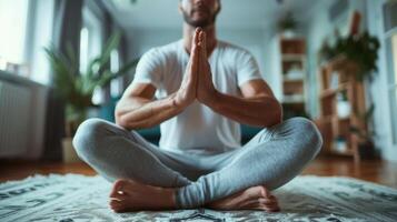 en man håller på med yoga poser i hans levande rum införlivande mindfulness och avslappning in i hans wellness planen foto