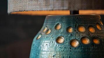en Foto av en tabell lampa med en unik keramisk bas visa upp dess handgjord och unik design.
