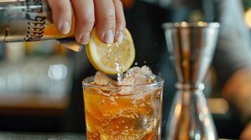 en bartender häller en bubblig kombucha cocktail med en skiva av citron- på de fälg foto