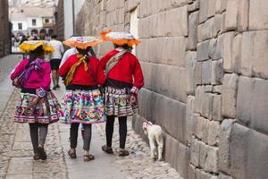 cusco, peru, 1 januari 2018 - oidentifierade kvinnor på gatan i cusco, peru. Hela staden Cusco utsågs till ett världsarv på Unesco 1983. foto