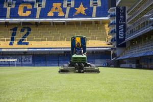 buenos aires, argentina, 20 januari 2018 - gräsklippare från la bombonera stadion i buenos aires, argentina. det är boca juniors ägd stadion och byggdes 1938. foto