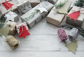 juldekorativa hemgjorda presentförpackningar inslagna i brunt kraftpapper foto