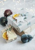 jul dekorativ hemgjord presentförpackning inslagen i brunt kraftpapper foto