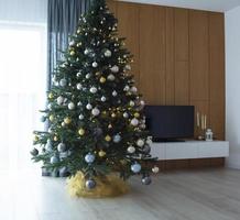 julgran med dekorationer