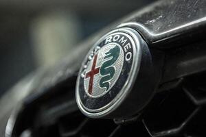 milan Italien 29 oktober 2022 alfa Romeo emblem detalj på bil huva foto