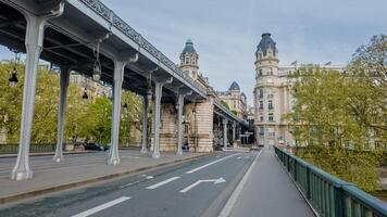 tömma urban gata med ett upphöjd tåg bro och klassisk europeisk arkitektur, reflekterande tidigt morgon- lugn, idealisk för resa och stad liv begrepp foto