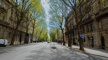 solig vår dag på en lugn, träd fodrad parisian gata, med klassisk arkitektur, idealisk för resa och Semester teman tycka om påsk eller europeisk arv dagar foto