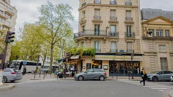 tyst parisian gata hörn med typisk arkitektur och en livliga Kafé, fångad på en molnig vår dag i paris, Frankrike, på april 14:e, 2024 foto