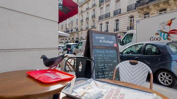gata sida Kafé i paris, Frankrike, med duva perching på tabell, visa upp urban vilda djur och växter och utomhus- dining kultur, tagen på april 14:e, 2024 foto