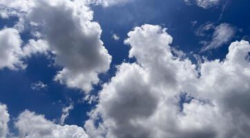 magnifik skön form av cumulonimbus moln blå himmel moln lutning ljus vit bakgrund. skönhet klar molnig i solsken lugna ljus luft bakgrund foto