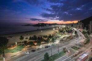 kväll på de boulevard på santos och sao vicente, Brasilien. april 2 2024. foto