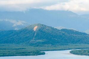 berg räckvidd bara utanför de stad av santos, Brasilien. foto