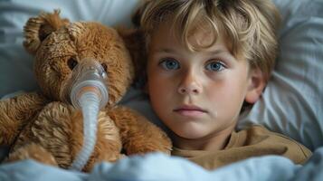 ung pojke med cystisk fibros i sjukhus säng med teddy Björn och andas mask foto