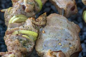 matlagning kebab på en grill med rök. färsk brun bbq kött kokta på ett utomhus- grill foto