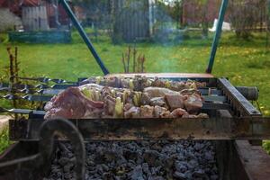 matlagning kebab på en grill med rök. färsk brun bbq kött kokta på ett utomhus- grill foto