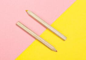 färgad pennor på gul och rosa bakgrund. foto