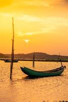 traditionell båtar på o lån lagun i solnedgång, phu yen provins, vietnam foto