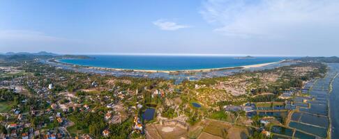 antenn se av o lån lagun i solnedgång, phu yen provins, vietnam foto