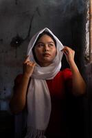 porträtt av cham etnisk flicka i bau truc krukmakeri by, phan ringde stad, ninh thuan provins, vietnam foto