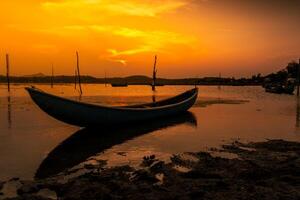traditionell båtar på o lån lagun i solnedgång, phu yen provins, vietnam foto