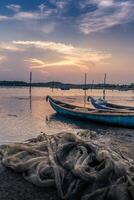 traditionell båtar i o lån lagun under solnedgång, phu yen provins, vietnam. resa och landskap begrepp foto
