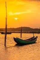 traditionell båtar på o lån lagun i solnedgång, phu yen provins, vietnam foto