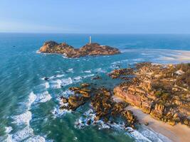 antenn se av ke ga strand på mui nej, phan thiet, binh thuan, vietnam. ke ga cape eller fyr är de mest favorit destination för besökare. foto