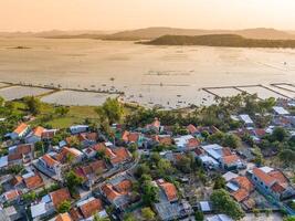 antenn se av en fredlig by Nästa till o lån lagun i solnedgång, phu yen provins, vietnam foto