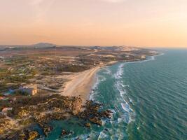 antenn se av ke ga strand på mui nej, phan thiet, binh thuan, vietnam. ke ga cape eller fyr är de mest favorit destination för besökare. foto