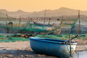 traditionell båtar på o lån lagun i solnedgång, phu yen provins, vietnam foto