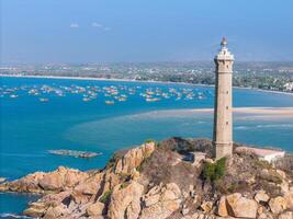 antenn se av ke ga strand på mui nej, phan thiet, binh thuan, vietnam. ke ga cape eller fyr är de mest favorit destination för besökare. foto