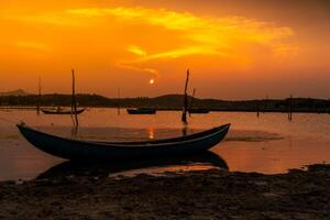 traditionell båtar på o lån lagun i solnedgång, phu yen provins, vietnam foto