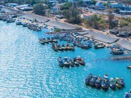 antenn se av loc ett fiske by, vung tau stad. en fiske hamn med tsunami skydd betong block. stadsbild och traditionell båtar i de hav. foto