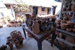 en by keramisk bau lastbil, phan ringde stad, vietnam, lera kastruller traditionell hantverk. foto