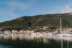 kust av de lustica bukt med färgrik hus och yachter på de pir. monte foto