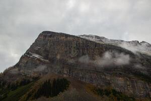 spektakulär se av rättvisa berg på en molnig dag, sjö louise, Kanada. foto