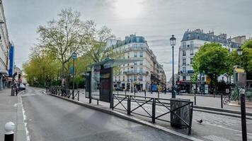 tyst morgon- på en parisian gata med vår lövverk, visa upp urban offentlig transport och klassisk franska arkitektur, idealisk för resa och kulturell teman 15 april 2024, paris, Frankrike foto