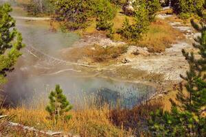 varm fjädrar på ett höst dag i yellowstone foto