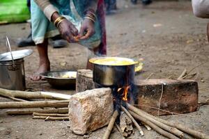 besökare matlagning mat utomhus- på kolkata ganga sagar genomresa läger foto